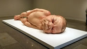 Escultura de bebê gigante