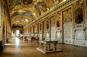 Hall interior do Louvre com arte renascentista.