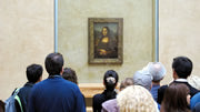 Espectadores olhando A Mona Lisa no Louvre