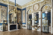 Salão interior com decoração barroca.