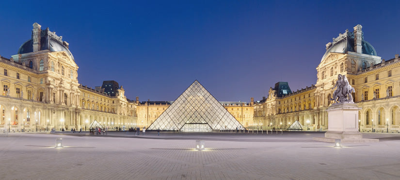 Exterior do Museu do Louvre com pirâmide de vidro.
